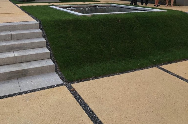 <span>R&eacute;alisations</span><i>→</i>