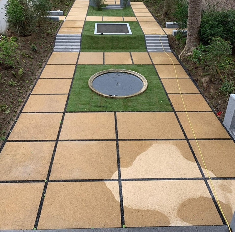 <span>R&eacute;alisations</span><i>→</i>