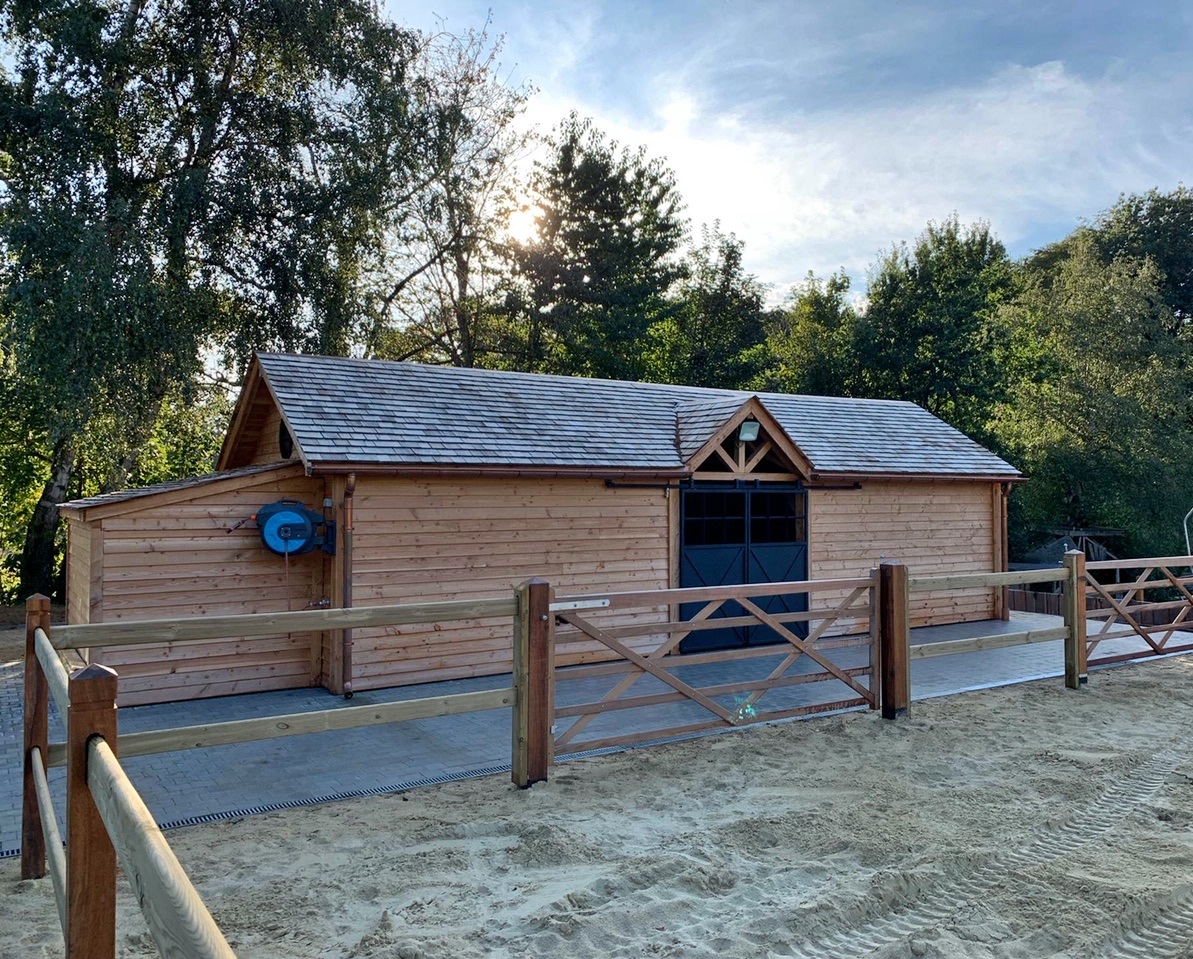 <span>R&eacute;alisations</span><i>→</i>